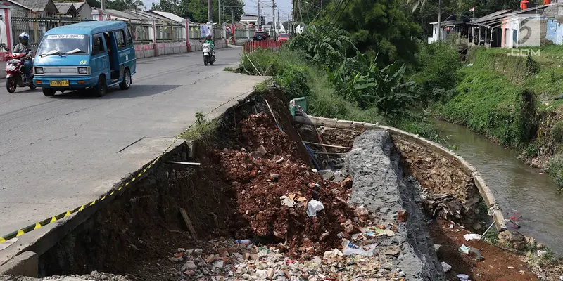 Tak Kunjung Diperbaiki, Jalan Amblas di Depok Bahayakan Pengguna Jalan