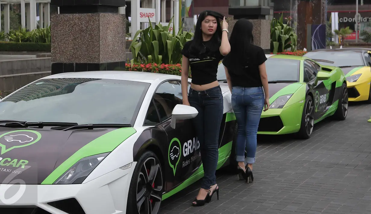 Model berpose di taxi mewah lamborghini saat peluncuran GrabCar, Jakarta, Rabu (21/10/2015). Jenis supercar yang disediakan dalam layanan baru GrabCar ini adalah Lamborghini. (Liputan6.com/Angga Yuniar)