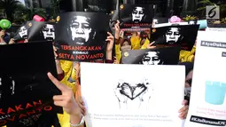 Sejumlah mahasiswa yang tergabung dalam UI Beraksi membentangkan foto Setya Novanto saat aksi di depan Gedung KPK, Jakarta, Jumat (13/10). Mereka meminta KPK menetapkan kembali status tersangka kepada Setya Novanto. (Liputan6.com/Helmi Fithriansyah)