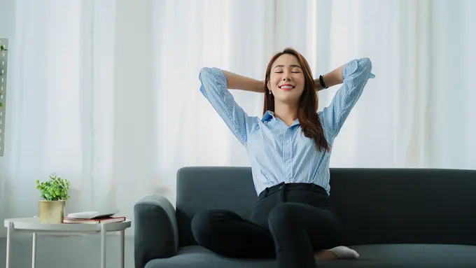 perempuan dan kemeja biru