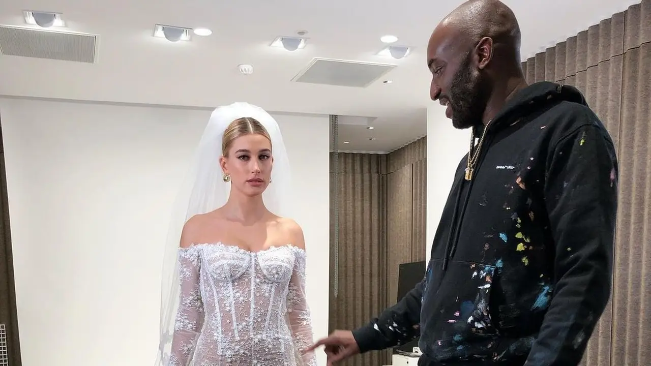 Hailey Baldwin Kenang Virgil Abloh dengan Gaun Pengantin Rancangannya
