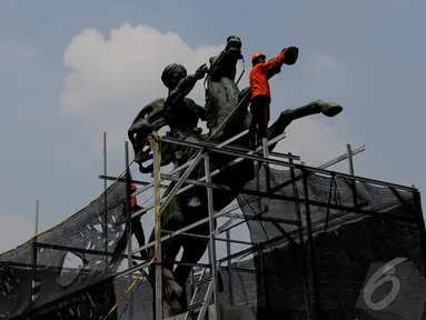 Patung Diponegoro mulai dibersihkan melalui Balai Konservasi Pemprov DKI Jakarta, Senin (22/09/2014) (Liputan6.com/Faizal Fanani)