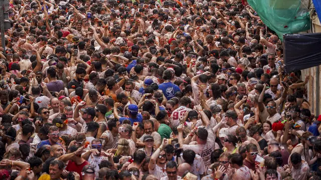 Festival Melempar Tomat La Tomatina di Spanyol