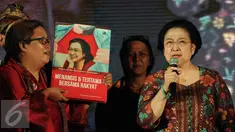 Ketua Umum PDIP, Megawati Soekarnoputri (kanan) memberikan keterangan saat peluncuran buku Megawati Dalam Catatan Wartawan, Jakarta, Rabu (23/3/2016). Buku tersebut merupakan catatan jurnalis yang pernah meliput Megawati. (Liputan6.com/Helmi Fithriansyah)