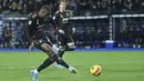 Gelandang Juventus, Denis Zakaria (kiri) menembak bola saat bertanding melawan Empoli pada pertandingan lanjutan Liga Serie A Italia di stadion Carlo-Castellani di Empoli, Minggu (27/2/2022). Juventus menang tipis atas Empoli 3-2. (AFP/Alberto Pizzoli)