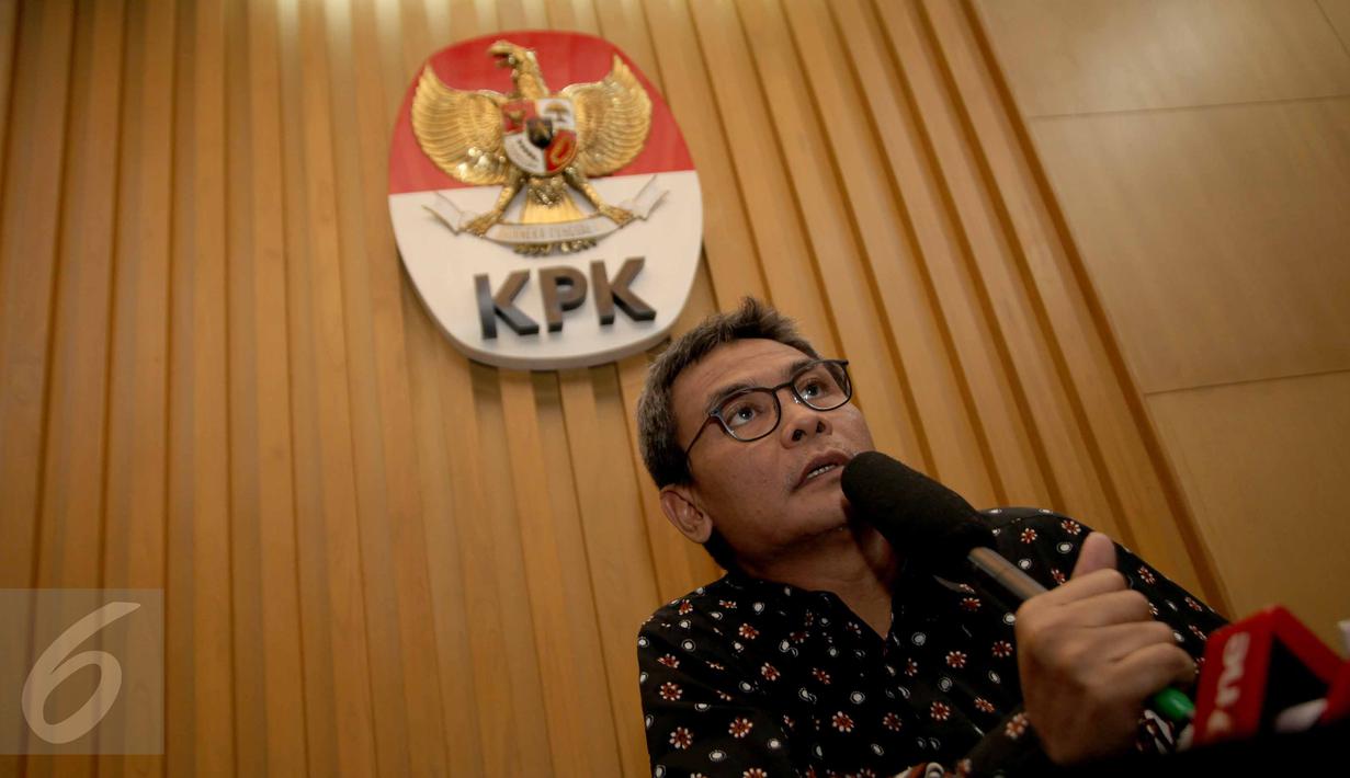 Plt Pimpinan KPK, Johan Budi menggelar konferensi pers terkait penetapan Bupati Morotai, Rusli Sibuea sebagai tersangka, Jakarta, Jumat (26/6/2015). Penetapan tersangka ini berdasarkan hasil pengembangan kasus Akil Mochtar. (Liputan6.com/Helmi Afandi) 