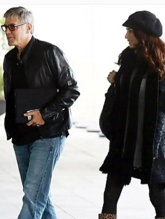 “Di saat aku sudah rapi dan menggendongnya , ada yang muntah. Aku pun terpaksa mengganti bajuku. Tapi itu sangat menyenangkan,” tambah George Clooney. (Instagram/amalclooney)