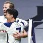 Striker Tottenham Hotspur, Harry Kane, bersama Son Heung-min melakukan selebrasi usai mencetak gol ke gawang Arsenal pada laga Liga Inggris di London, Minggu (6/12/2020). Tottenham menang dengan skor 2-0. (Glyn Kirk/Pool via AP)