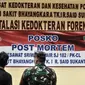 Suasana penjagaan di depan kamar forensik RS Polri Sukanto, Jakarta, Minggu (1/10/2021). RS Polri menerima tiga kantong jenazah berisi serpihan pesawat Sriwijaya Air SJ 182 dan diduga tubuh korban untuk diidentifikasi. (merdeka.com/Iqbal S. Nugroho)