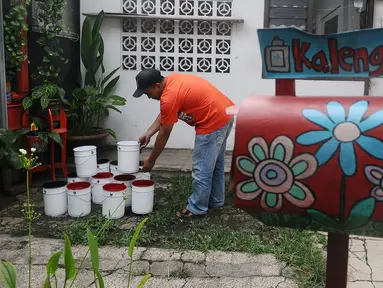 Perajin mengeringkan sampah kaleng bekas untuk dilukis di Tanah Baru Depok, Jawa Barat, Rabu (13/2). Lukisan dengan media kaleng bekas tersebut selain hobi dan bisnis juga ikut menjaga kelestarian alam. (Liputan6.com/Herman Zakharia)
