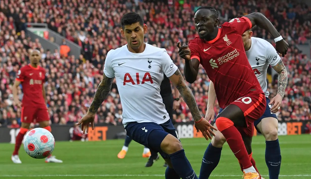 <p>Namun Cristian Romero dkk mampu tampil solid di lini pertahanan Spurs hingga menyulitkan trio Mohamed Salah, Luis Diaz dan Sadio Mane untuk menciptakan peluang matang hingga babak pertama usai. (AFP/Paul Ellis)</p>