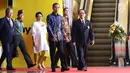 Presiden Joko Widodo (Jokowi) berjalan bersama Sekretaris Jenderal ASEAN Le Luong Minh (kanan) di Sekretariat ASEAN, Jakarta, Jumat (11/8). Kunjungan Presiden tersebut dalam rangka memperingati 50 tahun ASEAN. (Liputan6.com/Angga Yuniar)