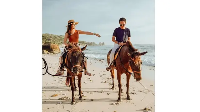 Gaya 10 Selebriti saat Liburan di Sumba, Dari Berkuda Hingga Melamar