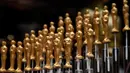 Deretan patung Oscar bertabur emas terbuat dari coklat ditampilkan saat konfrensi pers Ballars Governor Awards di Dolby Theatre, California, (15/2). Coklat tersebut akan disajikan pada malam Academy Awards ke-91. (Kevork Djansezian / Getty Images / AFP)