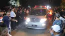 Mobil ambulans yang membawa jenazah penyanyi Mike Mohede tiba di rumah duka kawasan Bintaro, Tangerang Selatan, Minggu (31/7). Mike Mohede dinyatakan meninggal sekitar pukul 18:02 WIB lantaran terkena serangan jantung. (Liputan6.com/Angga Yuniar)