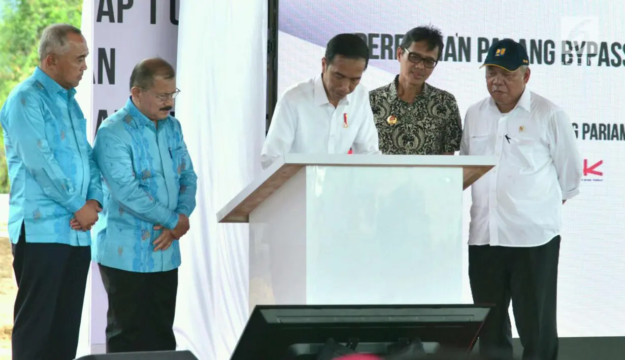 Presiden Joko Widodo mendatangani pembangunan jalan tol Padang-Pekanbaru di Jalan Padang Bypass Km. 25, Kota Padang, Sumatra Barat, Jumat , (9/2). Perkiraan biaya investasi jalan tol ini adalah sebesar Rp78 Triliun. (Liputan6.com/Pool/Biro Setpres)