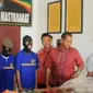 Dua keluarga yang kehilangan Putra mereka sejak Agustus 2013, menjalani tes DNA di Rumah Sakit Bhayangkara Riau.