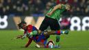 Pemain Crystal Palace Omotayo Adaramola (kiri) berebut bola dengan pemain Stoke City Tommy Smith pada pertandingan putaran kelima Piala FA di Selhurst Park, London, Inggris, 1 Maret 2022. Crystal Palace menang 2-1. (AP Photo/Ian Walton)