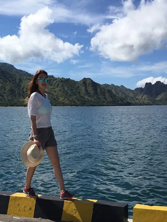 Indahnya berjalan menyusuri pantai. Surga seolah berada di depan mata Luna Maya (via Instagram/Luna Maya)