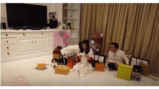 Ruang santai keluarga, dilengkapi dengan televis besar. Ruangannya pun terlihat begitu luas.