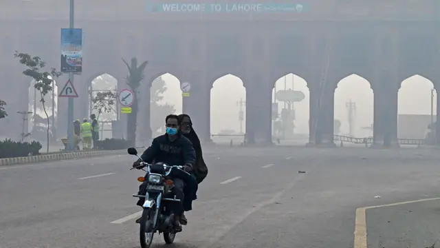 Asap Pekat Selimuti Kota Lahore Pakistan