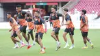 Pemain persija Jakarta saat latihan resmi jelang laga melawan Persis Solo pada pekan ke-30 BRI Super League di Stadion Utama Gelora Bung Karno SUGBK), Jakarta, pada Minggu (26/4/2026). Menjamu Persis Solo pada pekan ke-30 BRI Super League 2025/2026 di Stadion Utama Gelora Bung Karno (SUGBK), Jakarta, Persija Jakarta membutuhkan poin penuh untuk menjaga asa meraih gelar juara. (Bola.com/Abdul Aziz)