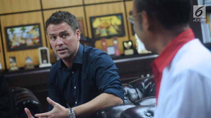 Mantan pemain Timnas Inggris, Michael Owen (kiri). (Liputan6.com/Helmi Fithriansyah)