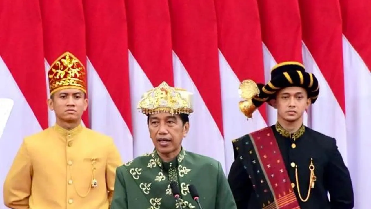 Presiden Jokowi Berbaju Paksian Motif Pucuk Rebung.