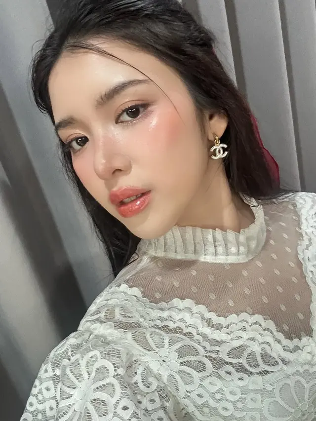 Pesona Tiara Andini Tampil dengan Makeup Look 'Habis Mandi' yang Jadi Tren Lebaran 2025