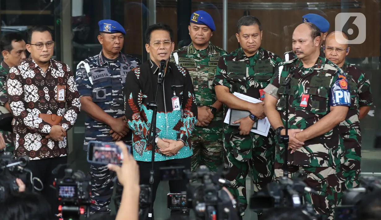 Sebelumnya, KPK menetapkan Kabasarnas Marsekal Madya Henri Alfiandi dan orang kepercayaannya, Afri Budi Cahyanto sebagai tersangka.  (Liputan6.com/Helmi Fithriansyah)