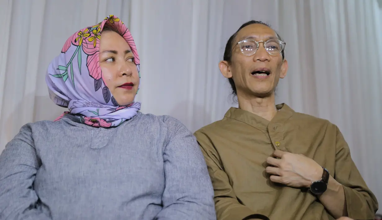 "Dan terima kasih semuanya ingat. Ingat bagi saya adalah kado yang indah dari teman, dari sahabat, bahkan istri mengucapkan selamat saja bagi saya itu lebih dari sekedar kado," timpal Anto Hoed. (Adrian Putra/Bintang.com)