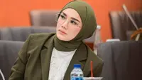 Penampilan Mulan Jameela Usai Ngunduh Mantu Al Ghazali, Tampil Berwibawa Ikuti Rapat