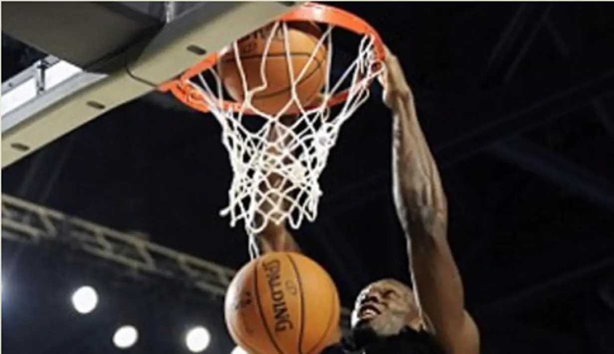 Usain Bolt melakukan Slam Dunk di NBA All-Star celebrity 