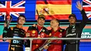 (Dari kiri) peringkat kedua, Lando Norris (McLaren), juara, Carlos Sainz (Ferrari) didampingi Team Principal, Frederic Vasseur dan peringkat ketiga, Lewis Hamilton (Mercedes) saat merayakan kemenangan di podium usai balapan F1 GP Singapura 2023 di Marina Bay Street Circuit, Singapura, Minggu (17/9/2023) malam WIB. (AFP/Lillian Suwanrumpha)