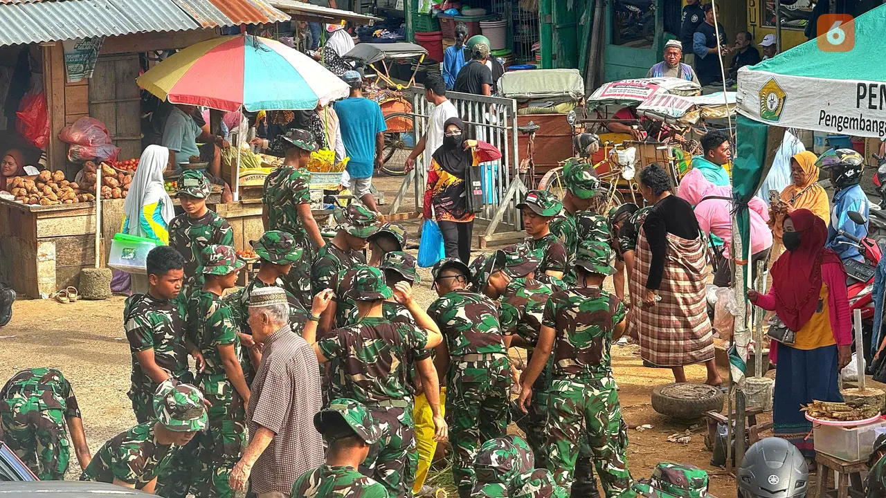 Momen hangat prajurit TNI Bersihkan Pasar di Baubau, Sultra (Liputan6.com/Fauzan)