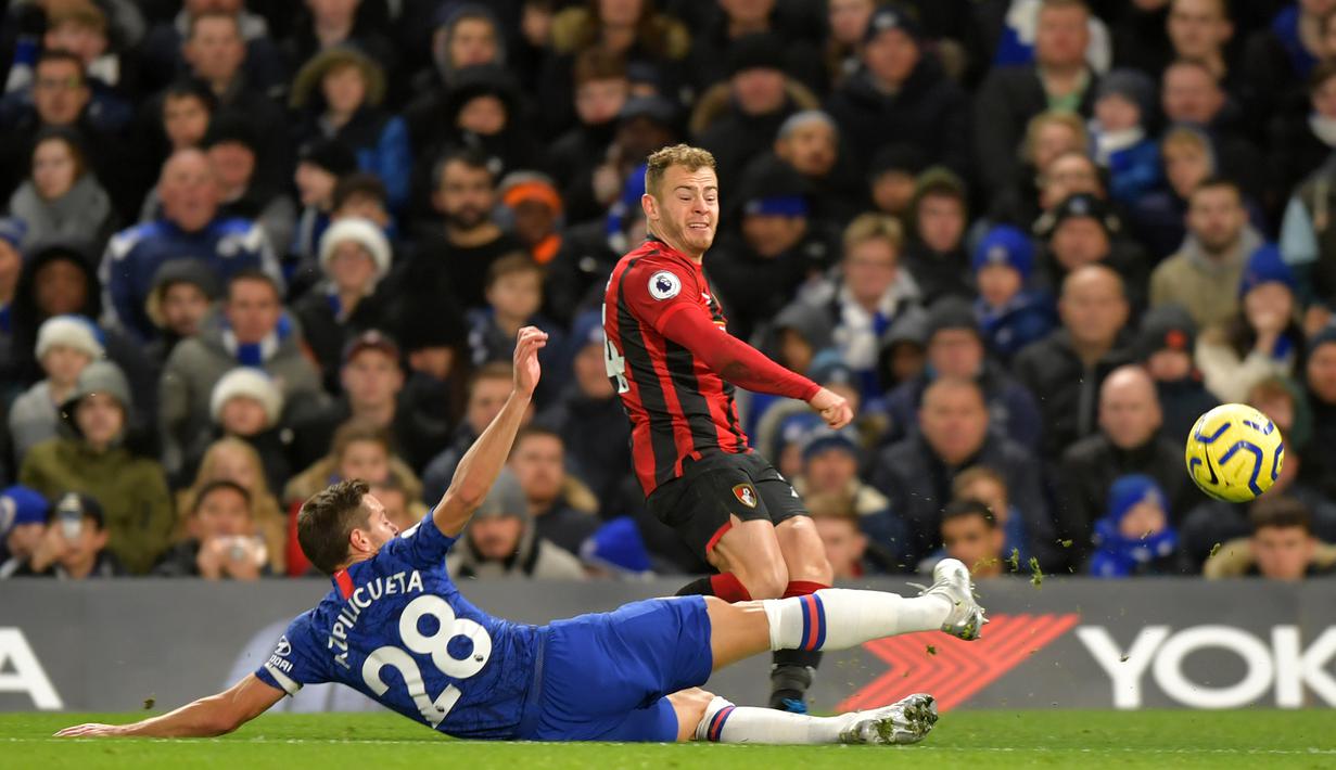Gelandang Bournemouth, Ryan Fraser, berebut bola dengan bek Chelsea, Reece James, pada laga Premier League di Stadion Stamford Bridge, London, Sabtu (14/12). Chelsea kalah 0-1 dari Bournemouth. (AFP/Olly Greenwood)
