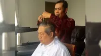 Agus Wahidin sedang mencukur rambut SBY