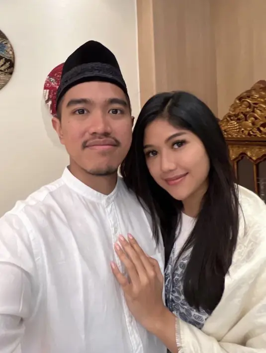 Rayakan Idul Adha di Korea, Kaesang mengenakan kemeja putih lengkap dengan pecinya. Sedangkan Erina nampak mengenakan dress bermotif.  (@erinagudono)