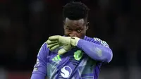 Kiper Manchester United, Andre Onana menyeka wajahnya saat laga lanjutan Liga Inggris 2024/2025 melawan Newcastle yang berlangsung di Old Trafford, Manchester, Inggris, Selasa (31/12/2024) WIB. (AFP/Darren Staples)