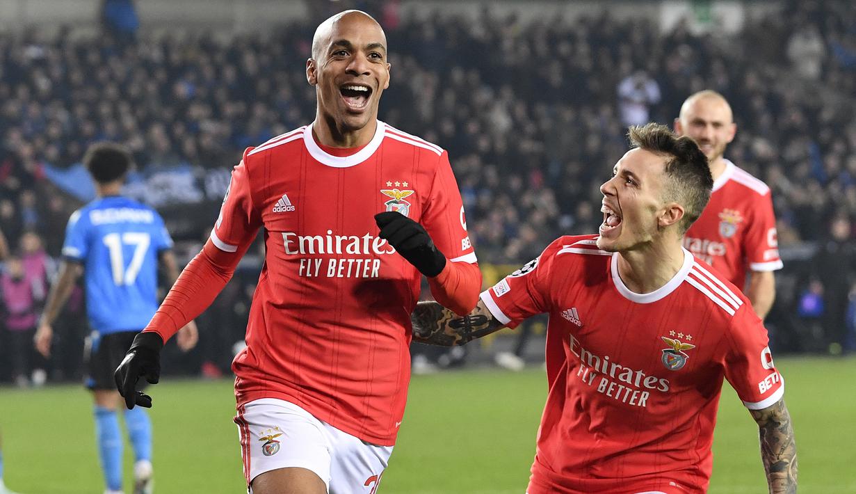 Selebrasi Gelandang Benfica, Joao Mario (kiri) setelah mencetak gol pertama timnya ke gawang Club Brugge melalui eksekusi penalti dalam laga leg pertama babak 16 besar Liga Champions 2022/2023 di Jan Breydel Stadium, Bruges, Belgia, Kamis (16/2/2023) dini hari WIB. (AFP/John Thys)