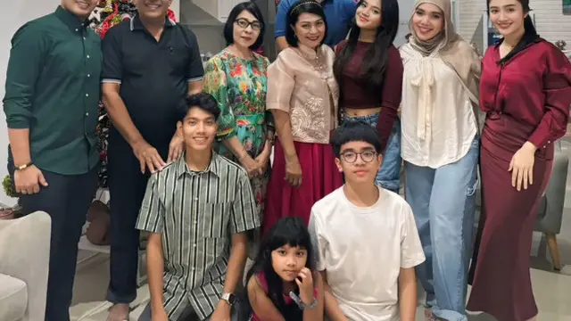 Febby Rastanty Bersama Suami saat Rayakan Natal Bersama Ibundanya. [yesyairwan19]