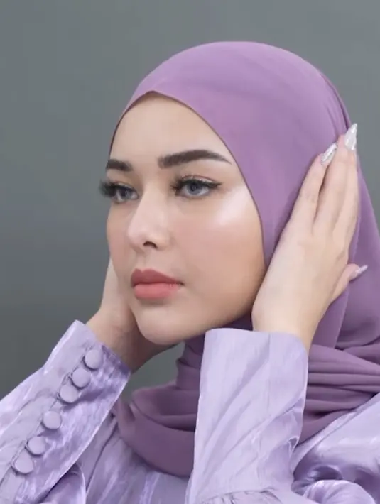 Amanda terlihat mengenakan pakaian warna ungu shining bahan satin. Dengan lengan panjang beraksen kancing. [@amandamanop]