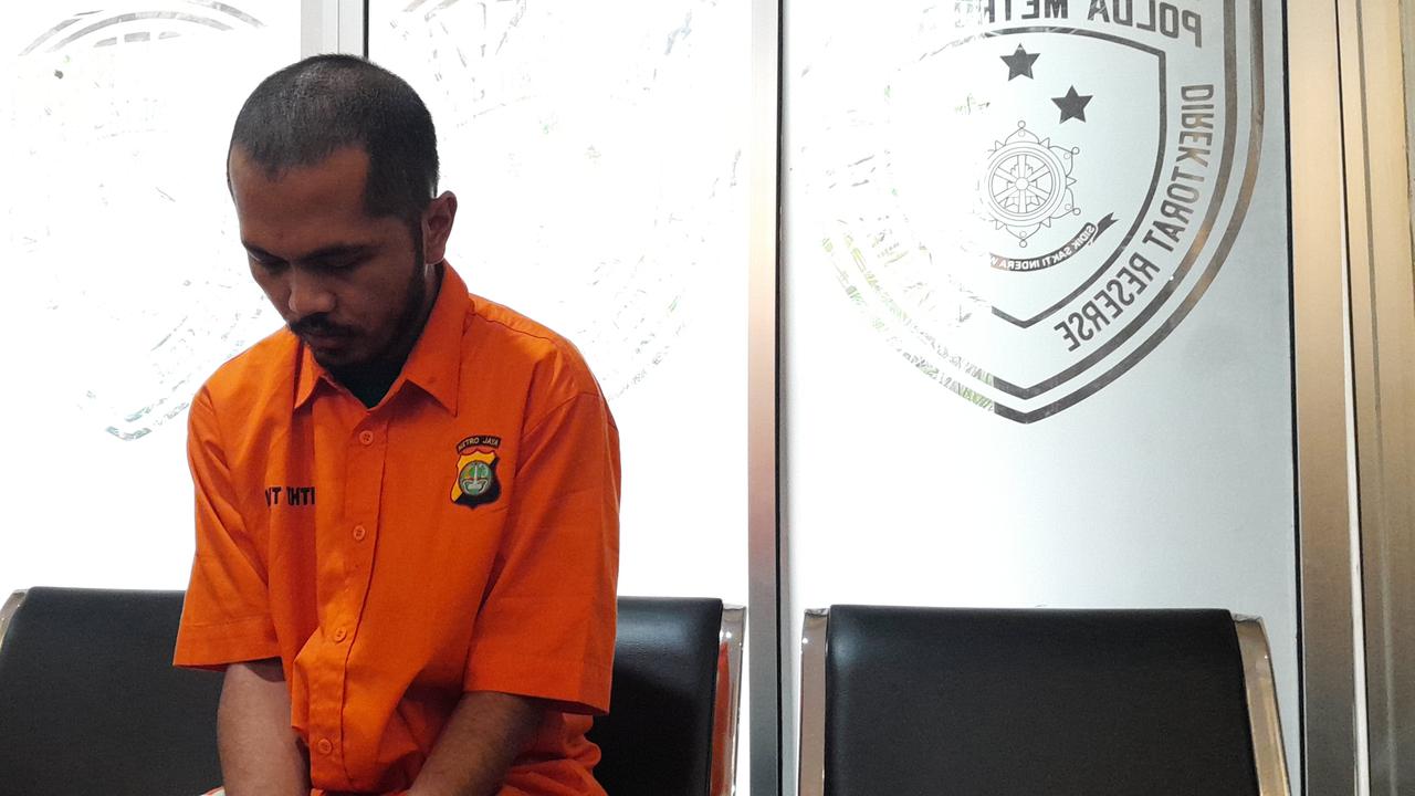 Tersangka pemutilasi Angela Hindriati (54), Ecky alias MEL pertama kali muncul ke hadapan publik.