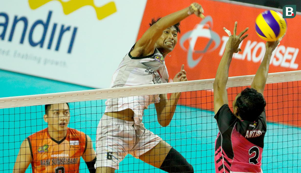 Pevoli Tim 2 Indonesia, Dhani Anggriawan melakukan smash pada ajang final Invitation Tournament Asian games 2018 yang berlangsung di Hall Tennis Indoor GBK, Kamis (15/2/2018). Tim 2 keluar sebagai juara (Bola.com/Peksi Cahyo)