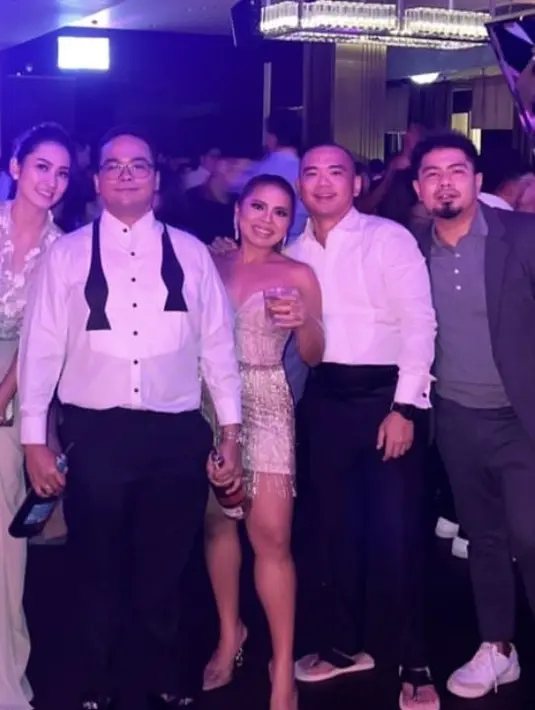 Saat after party pernikahan, Felicia tampil dengan mini dress bling-bling off shoulder. [@tutde]