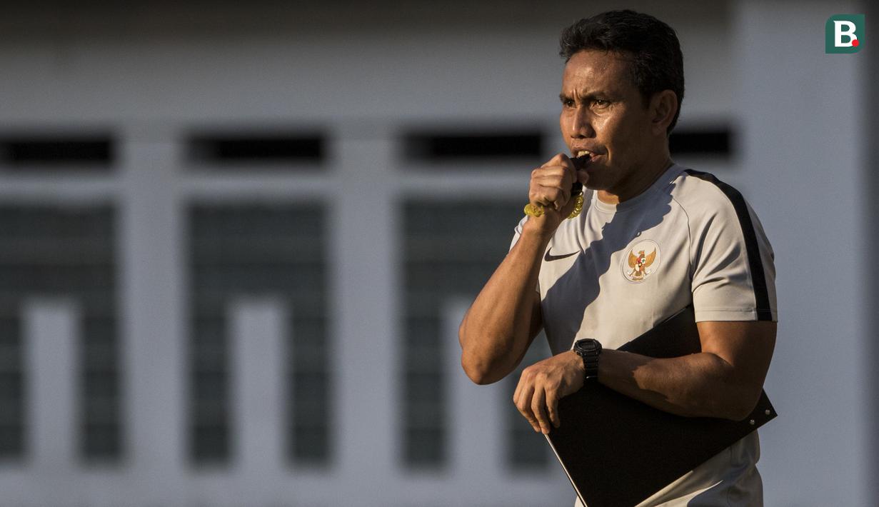 Pelatih Timnas Indonesia, Bima Sakti, memberikan instruksi saat latihan di Stadion Wibawa Mukti, Jawa Barat, Senin (10/9/2018). Latihan ini persiapan jelang laga uji coba melawan Mauritius. (Bola.com/Vitalis Trisna)