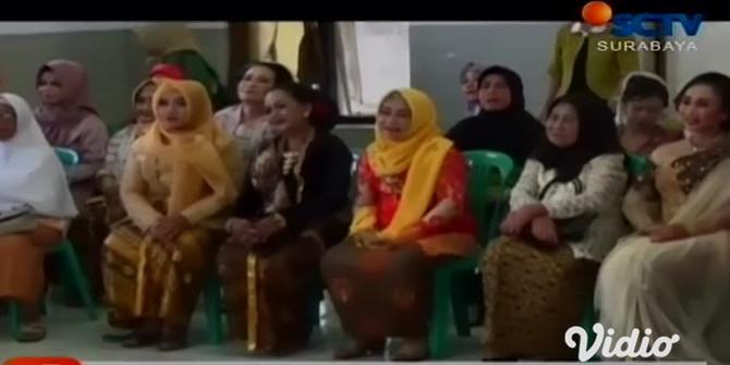 VIDEO: Para Lansia di Kediri Ikuti Fashion Show Pakaian Adat Jawa