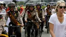 Polisi bersepeda berpatroli di lokasi car free day, Jakarta, Minggu (21/5). Untuk mengamankan jalannya car free day, polisi bersepeda rutin melakukan patroli dengan berkeliling di sepanjang jalan Sudirman-Thamrin. (Liputan6.com/Immanuel Antonius)