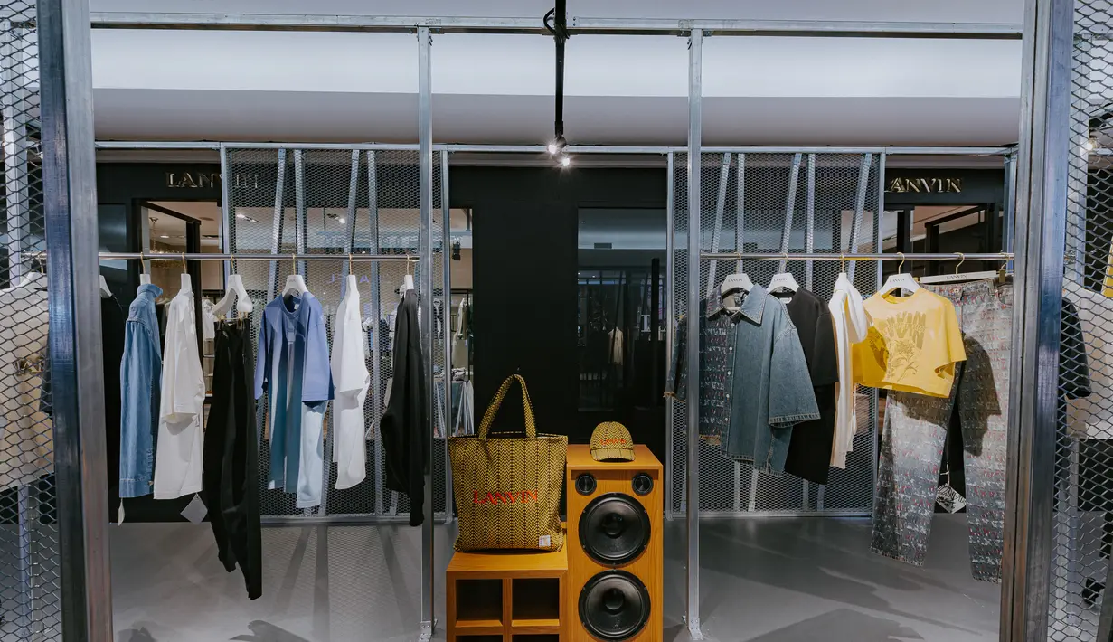 Kabar baik datang dari Lanvin. Brand asal Paris ini berkolaborasi bersama musisi dan produser ikonik kelahiran Atlanta. Kolaborasi ini memperkenalkan koleksinya untuk Lanvin Lab, yang dicirikan oleh kekuatan dan pernyataan gaya yang spesial. [ Foto dok Lanvin ]