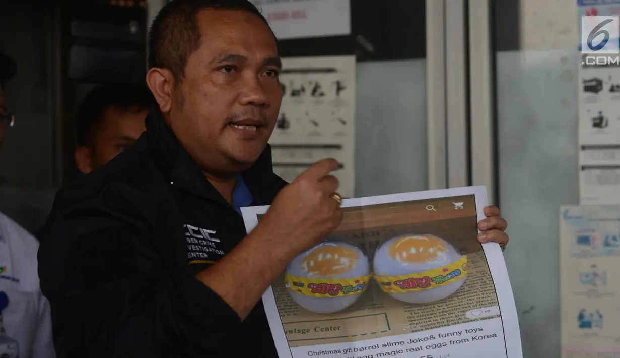Petugas menjelaskan keaslian telur di Pasar Johar Baru, Jakarta, Selasa (27/3). Sebelumnya, viral di media sosial video telur palsu berada di pasar tersebut. Namun, setelah diuji sampel, telur tersebut memiliki kualitas bagus. (Merdeka.com/Imam Buhori)